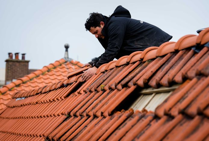 Door de stormen van vorige week raakten veel dakpannen los. Vanmiddag en vanavond volgen opnieuw windstoten
