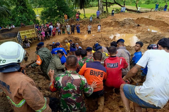 Reddingswerkers graven naar mogelijke slachtoffers van een aardverschuiving op Sumatra.