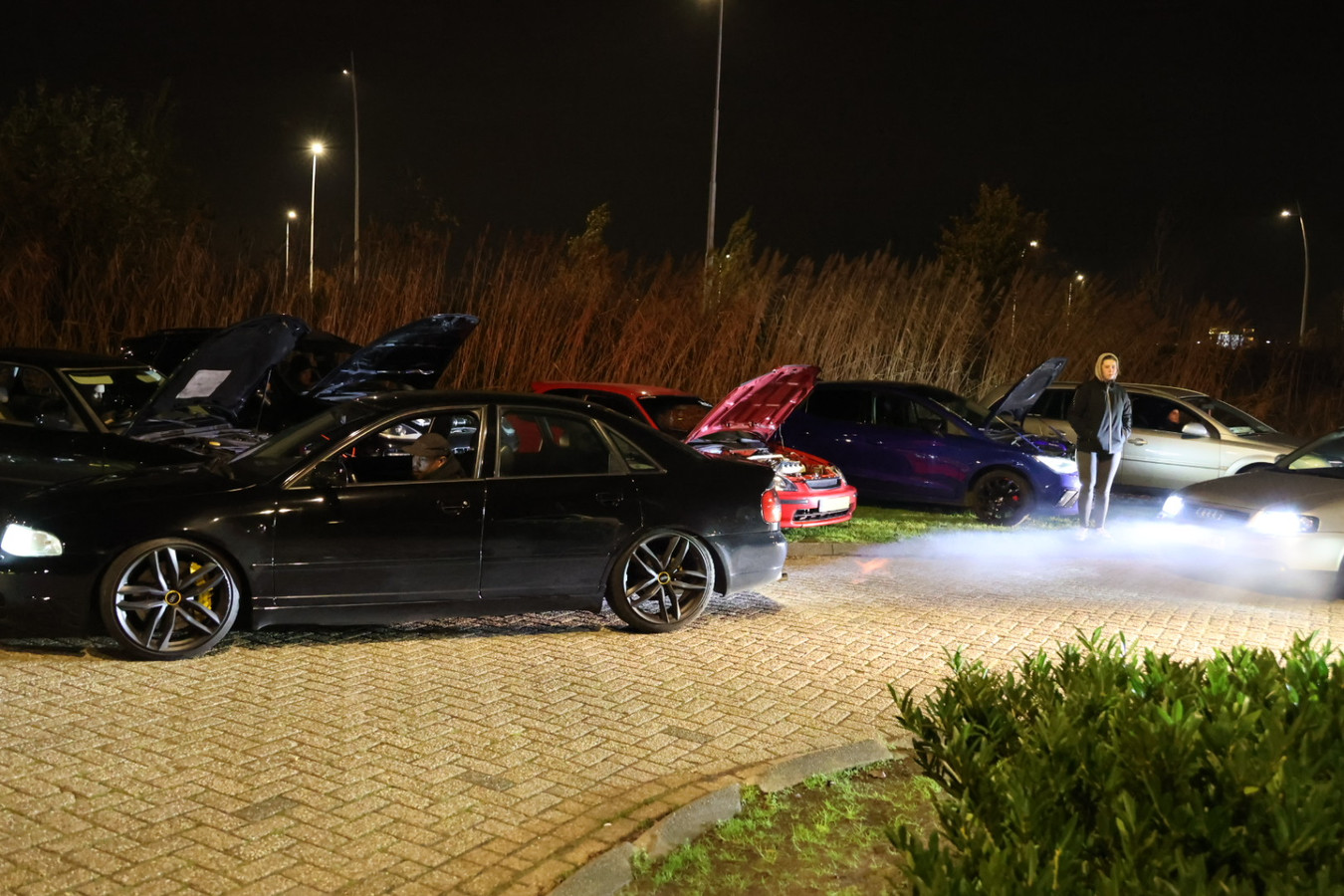Grote carmeeting met 600 auto's op parkeerplaats in Waalwijk Foto bd.nl