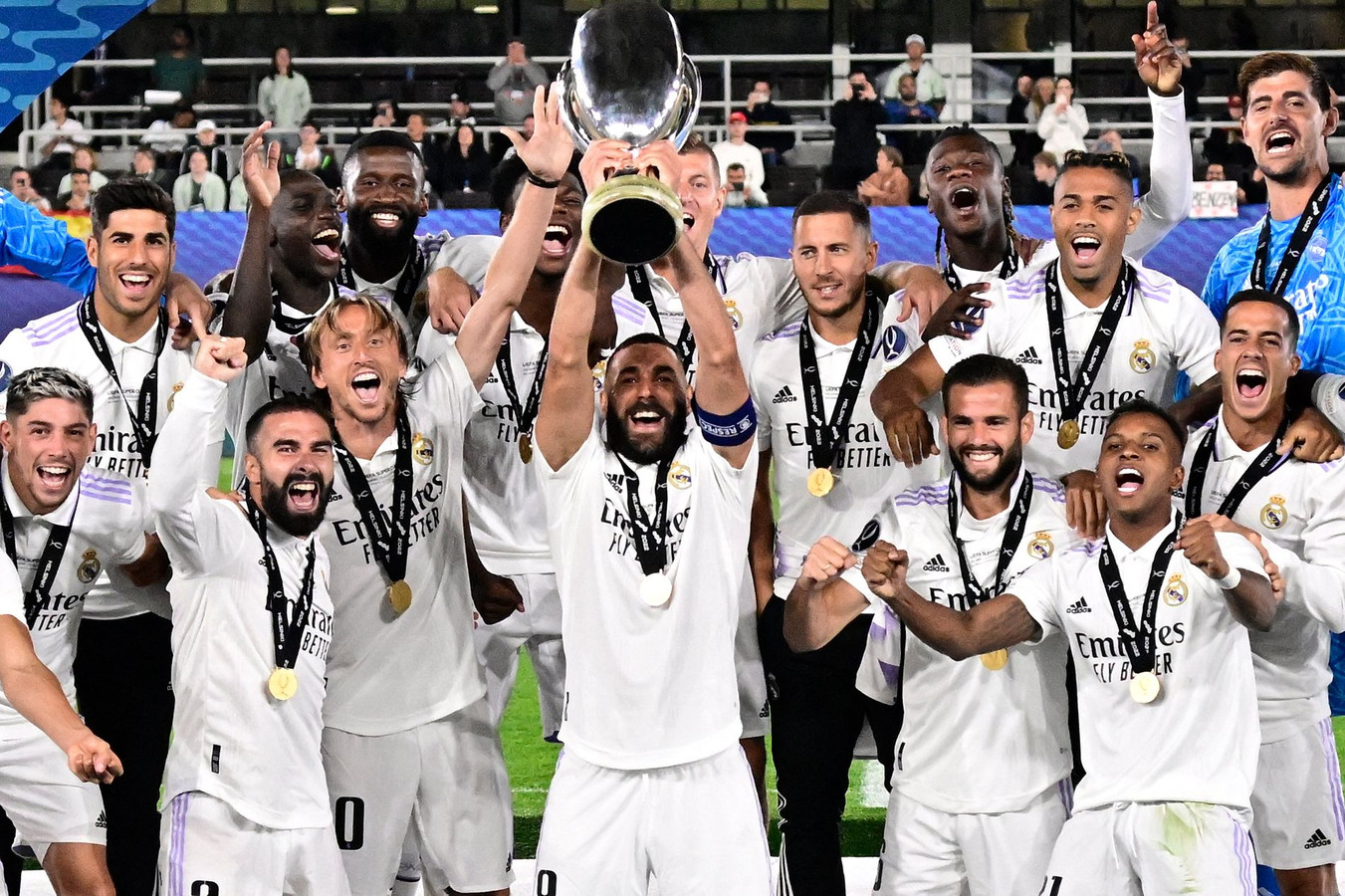 Spelers van Real Madrid vieren de winst van de Europese Supercup.