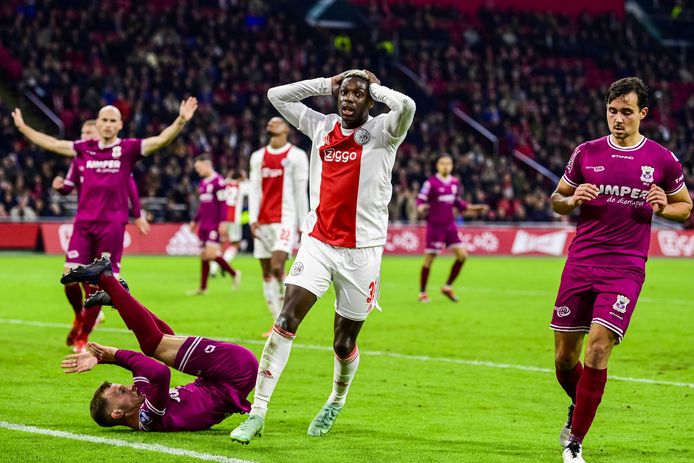 Mohamed Daramy baalt van een gemiste kans tijdens de wedstrijd tegen Go Ahead Eagles.