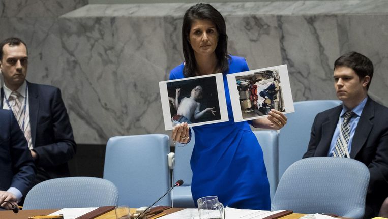 Nikki Haley toont woensdag in de VN-Veiligheidsraad foto's van slachtoffers van de gifgasaanval in Syrië. Beeld afp