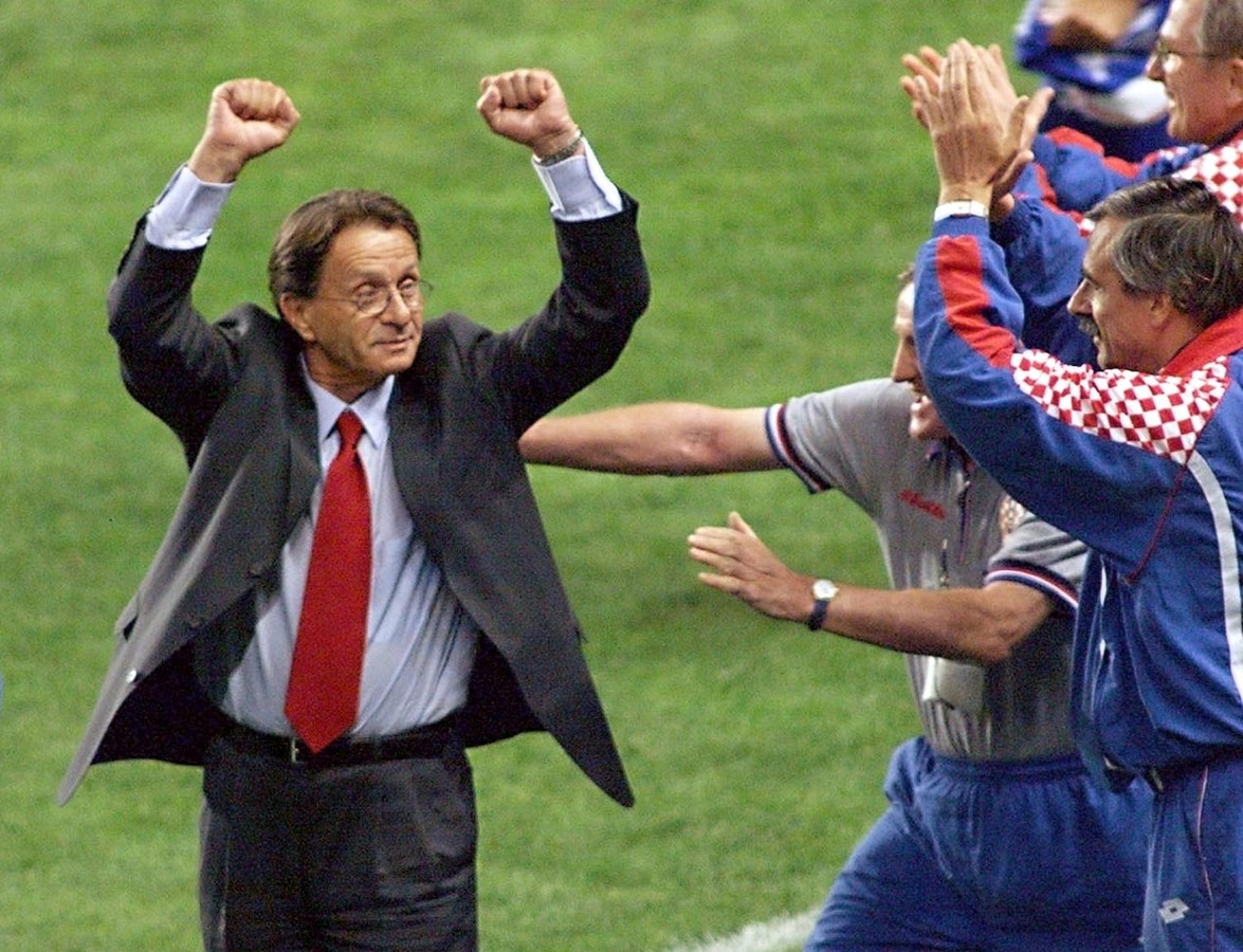 Miroslav Blazevic viert de overwinning op Nederland tijdens het WK van 1998.