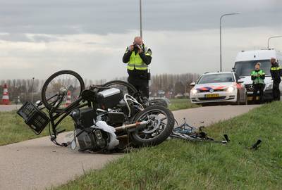 Motoragent kan vanwege verwondingen nog niet uitleggen waarom hij in diensttijd tegen verkeer inreed