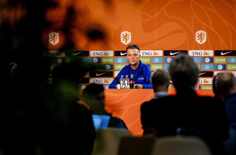 Bondscoach Louis van Gaal tijdens een persconferentie op de KNVB Campus in Zeist. Oranje bereidt zich daar voor op de WK-kwalificatiewedstrijden tegen Montenegro en Noorwegen.  Beeld ANP