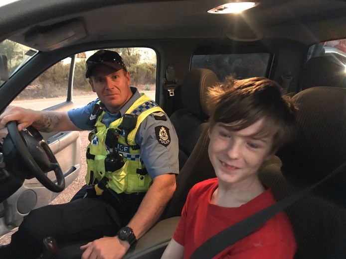 Luke met de politieagent die hem met zijn vader herenigde.
