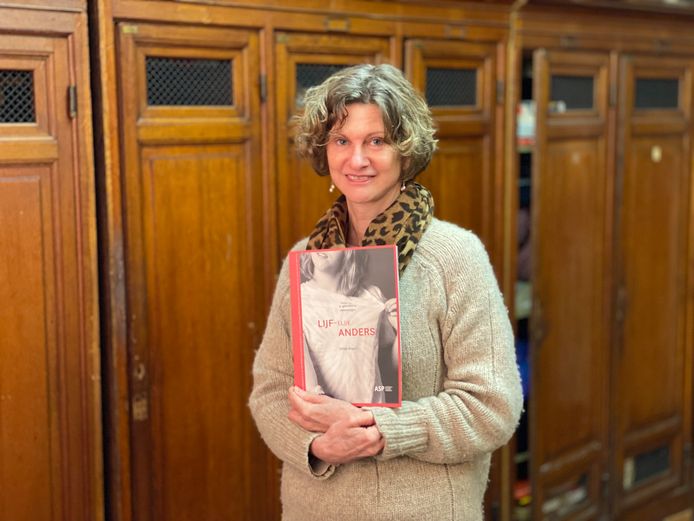 Hilde Braet met haar boek Lijfelijk Anders.