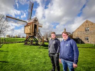 Broer en vader eren overleden Bert met zelfgebouwde windmolen ‘De Sterke Beer’: “Zo hebben we hem altijd dicht bij ons”