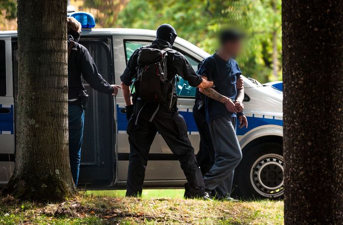 Archiefbeeld. Duitse politie begeleidt een vermeende extreemrechtse terrorist in Karlsruhe, Duitsland.