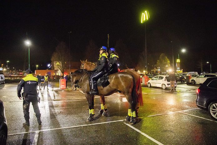 Politie te paard, gisteravond op een parkeerplaats bij een McDonalds in de buurt van Katwijk.