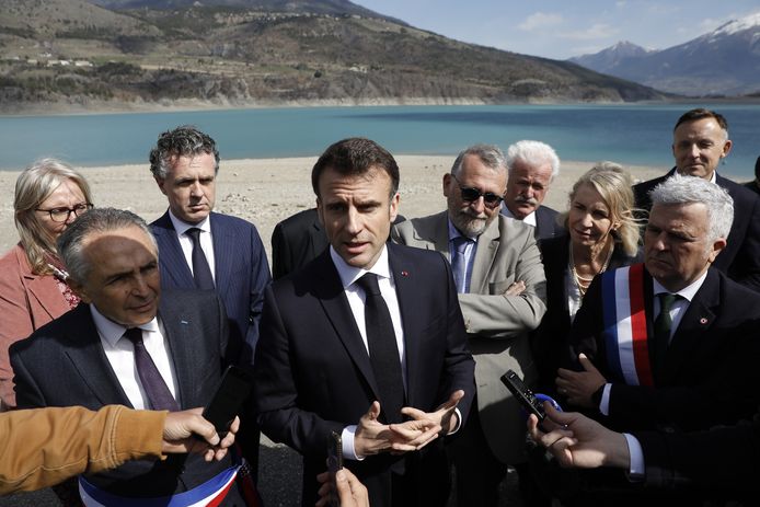 De Franse president Emmanuel Macron spreekt journalisten toe bij zijn aankomst in Savines-Le-Lac, Zuidoost-Frankrijk.