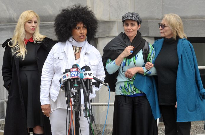 Lilly Bernard (tweede van links) is een van de andere vrouwen die Bill Cosby beschuldigt van verkrachting.