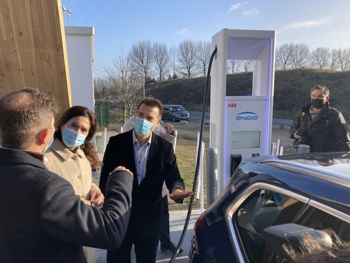 De minister krijgt een woordje uitleg van de projectverantwoordelijke en CEO Saegeman (rechts) over het snellaadstation.