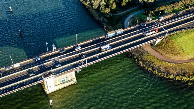 Haringvlietbrug extra nacht op slot: klemmen brug zitten los en moeten aangedraaid