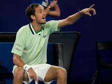 Agacé par l’attitude du père de Tsitsipas, Medvedev s’emporte contre l’arbitre: “Tu es si nul, regarde-moi quand je te parle”