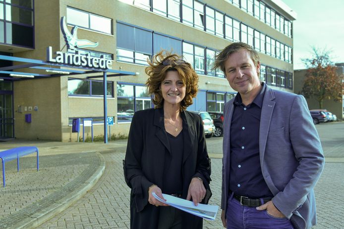 Miluska Broekhuis, directeur van MBO Landstede in Harderwijk en Arnoud Gort van Landstede Groep vertellen enthousiast over de nieuwbouwplannen van de langverwachte onderwijsboulevard.