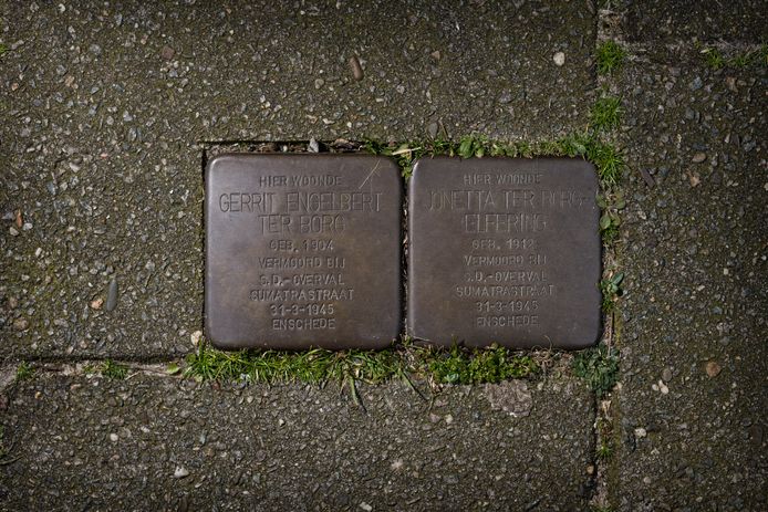 Sumatrastraat 3. In dit huis werden op de dag voor de bevrijding acht Enschedese verzetsmensen vermoord. Twee stolpersteine herinneren hieraan.