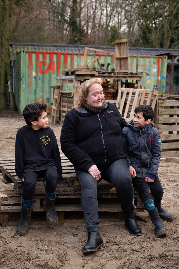 Kinderen komen vaak een praatje maken met beheerder Petra Buhrer Tavenier (midden), die zelf op haar achtste voor het eerst bij de bouwspeelplaats ging kijken. Beeld Daphne Lucker