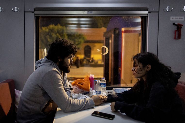 Yusuf Kurma (20) en Aysel Ozcelik (20) houden elkaars hand vast terwijl ze het over uitstel van hun aanstaande huwelijk hebben. 
