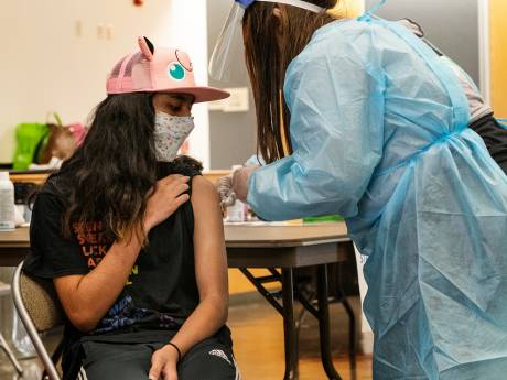 Waarom zou je je als gezonde dertiger laten inenten tegen corona? En andere vaccinatievragen