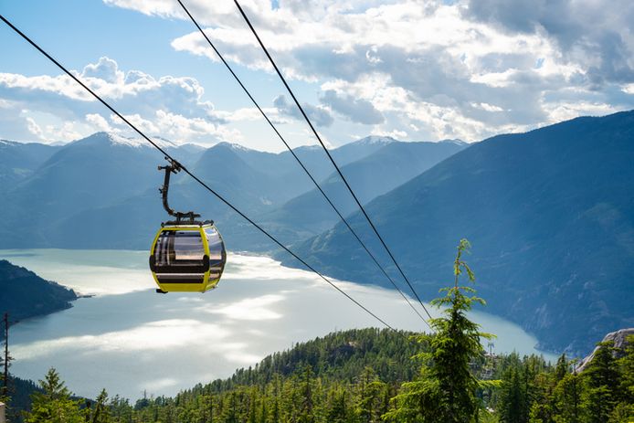 De 'Sea to Sky Gondola' ligt langs de Highway 99 op zo'n 45 minuten rijden van Vancouver.