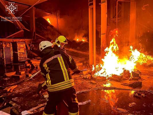 Oekraïense brandweermannen proberen de brand in Odesa te blussen.