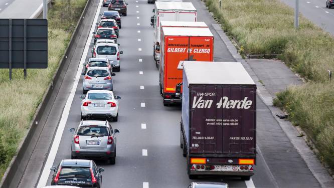 Twee rijstroken versperd na ongeval op E40 richting Brussel in Zwijnaarde