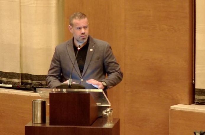 Wethouder Niels van den Berg licht het samenwerken van sportparken toe in de gemeenteraad