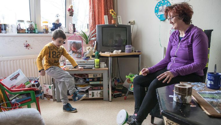 Erdan en Daniela Karinca zijn tijdelijk ondergebracht in een piepklein appartementje dat ze met een ander gezin moeten delen. Beeld Marlena Waldthausen
