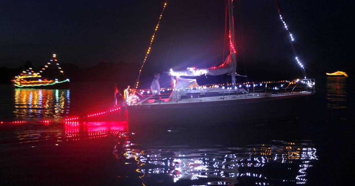Na vier jaar weer Maas in vlammen; parade verlichte boten bij Heerewaarden - BD.nl
