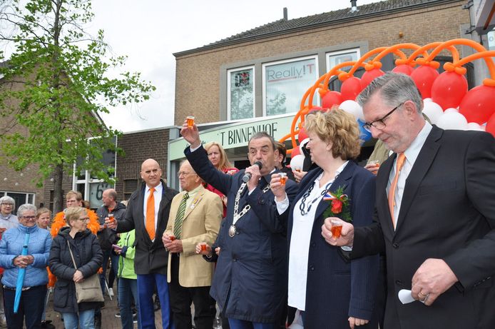 Burgemeester Kleijngeld hief het glas oranjebitter op de verjaardag van de koning.