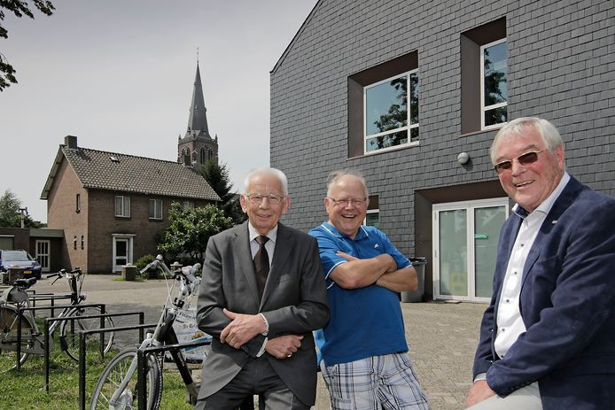 Sjaak van den Heuvel (L), Jan Ras (M) en Hans Raadgever (R) bij de Berchplaets (rechts) op het Meester Gielenplein, met de kerk op de achtergrond BD OSS foto: Peter van Huijkelom