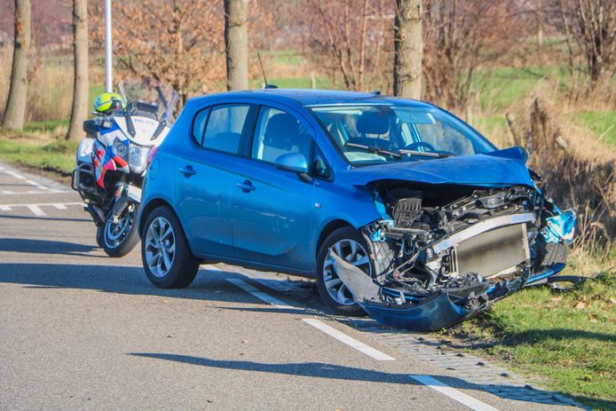 De auto raakte zwaar beschadigd bij een eenzijdig ongeval in Woudenberg.