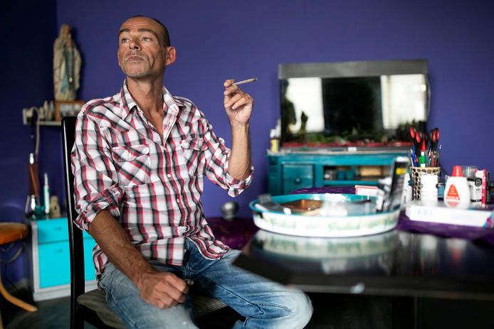 Johan Gruyters uit Den Bosch is besmet met het hiv-virus. Daarom slikt hij noodgedwongen aidsremmers, maar die maken hem misselijk. Wiet roken voorkomt dat hij zijn medicijnen meteen weer uitbraakt.