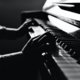 Man speelt piano middenin Parijs om slachtoffers te eren