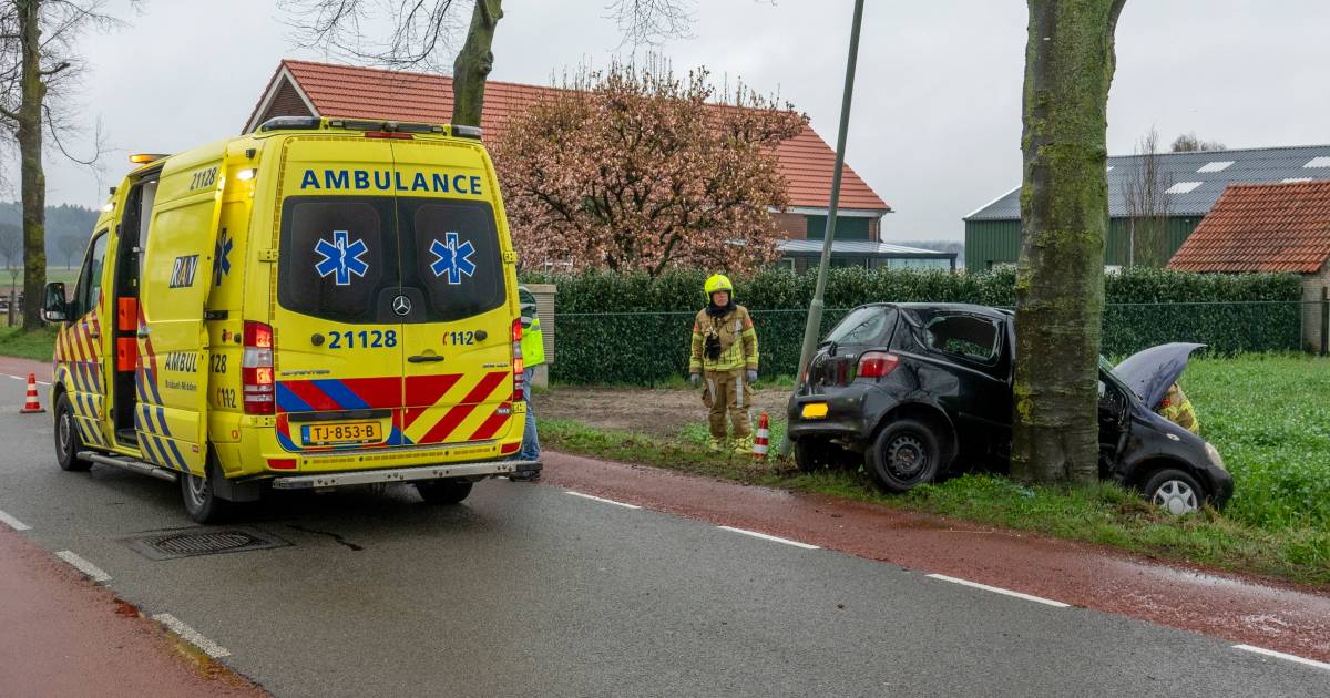 Man uit Groesbeek ernstig gewond bij botsing tegen boom in Milsbeek.