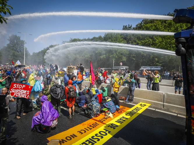 Nederlandse politie pakt bijna 1.600 activisten op bij blokkade van snelweg door Extinction Rebellion