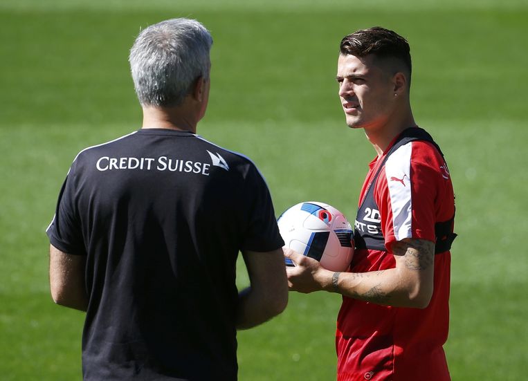 Vladimir Petkovic, bondscoach van het Zwitserse elftal, en Granit Xhaka tijdens een training. Beeld reuters