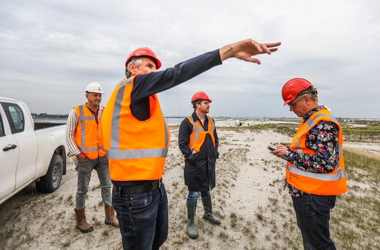 Wethouder Reinier van Dantzig krijgt een rondleiding op Strandeiland in IJburg. 8000 woningen staan er ingetekend op de 138 hectare ingeklonken land.  Beeld Eva Plevier