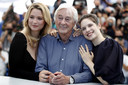 Virginie Efira, Paul Verhoeven en Daphne Patakia tijdens de première van Benedetta op het filmfestival van Cannes, eerder dit jaar.