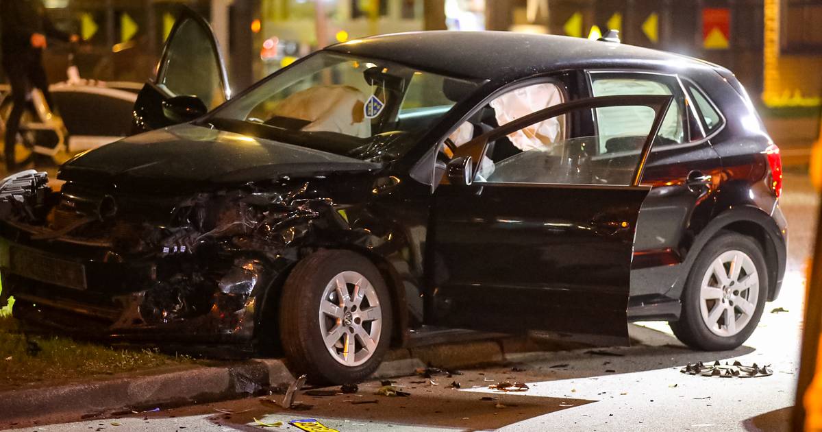 Flinke ravage na botsing twee autos in Apeldoorn, politie zet omgeving af.