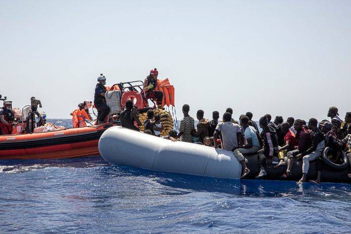 De Ocean Viking pikt 75 migranten op die ronddobberden op de Middellandse Zee.