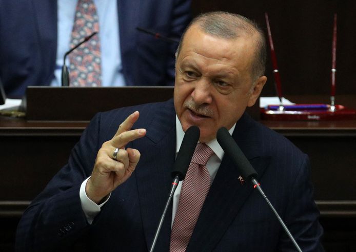 Erk Acarer moest in 2017 samen met zijn familie naar Duitsland vluchten met de hulp van de organisatie Reporters Zonder Grenzen. In Turkije werd de journalist bedreigd wegens zijn kritische berichtgeving ten opzichte van de Turkse president Recep Tayyip Erdogan (boven).