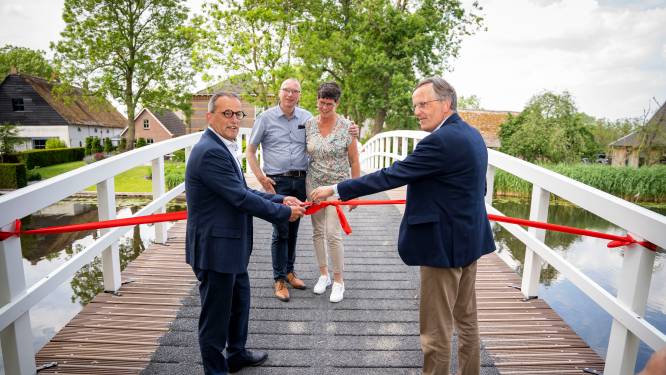 Nieuwe Pinkeveerse brug in Giessenburg officieel geopend
