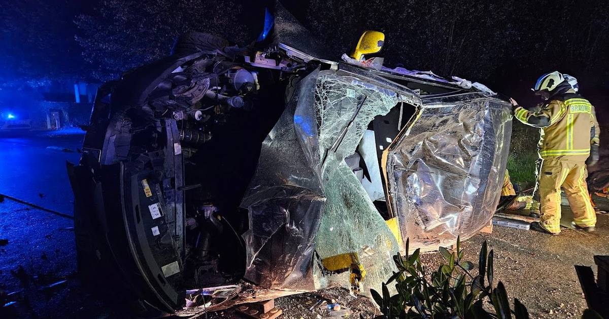 Wagen belandt op zij na botsing met verkeersgeleider Houthulst hln.be