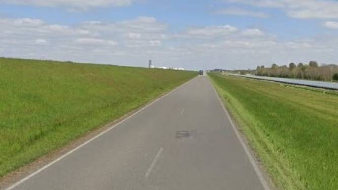 Tientallen motorracers verlaten schielijk IJsselmeerdijk bij Lelystad als politie zich laat zien