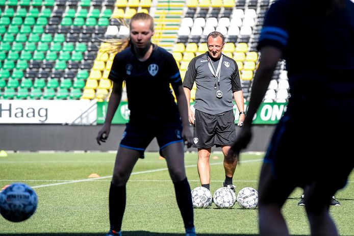 Oud-speler Sjaak Polak traint het hoogste vrouwenteam van ADO.