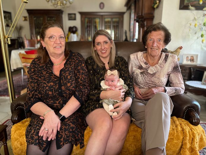 Alixe met grootmoeder Ingrid, mama Annelien Thijs en overgrootmoeder Delfine