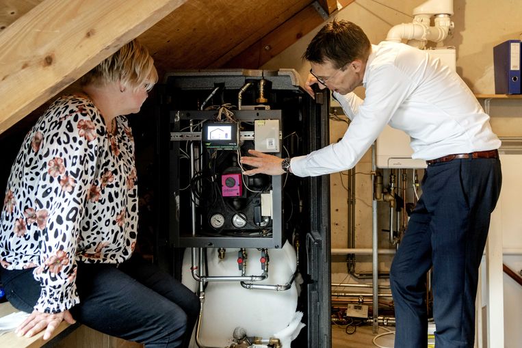 Een medewerker van Vattenfall staat bij een pilot van de nieuwe hogetemperatuurwarmtepomp in een woning. Het energiebedrijf wil met een warmtepomp op de markt komen die ook geplaatst kan worden in oudere, minder goed geïsoleerde woningen.  Beeld ANP, Sander Koning