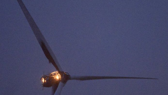Bovenin in de windmolen woedde een grote brand. De oorzaak is nog onbekend.